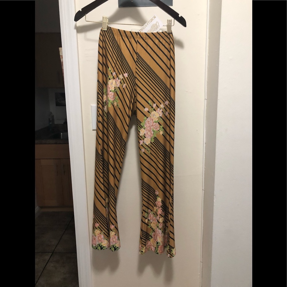 SOLD / ❤️❤️BNWT Novella Royale Short Bells